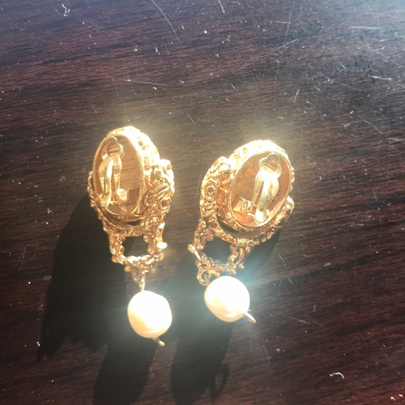 Golden pearl clip on earrings🌺 - Picture 2 of 3